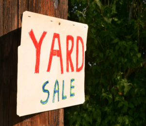 Sign saying yard sale.
